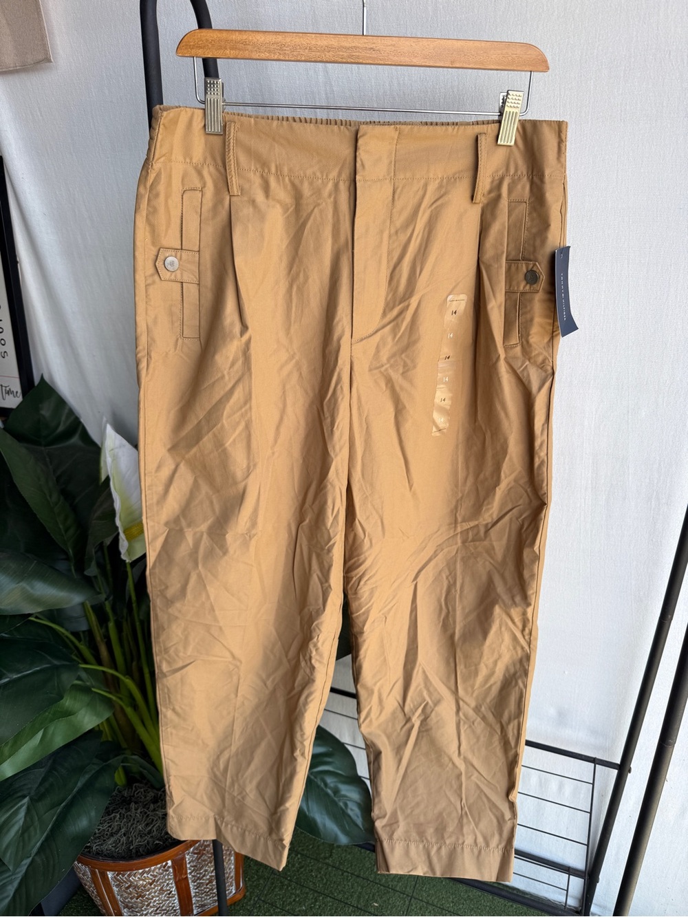 NWT Tommy Hilfiger Womens Tapered Dark Khaki Tan Lightweight Chinos / Size 14